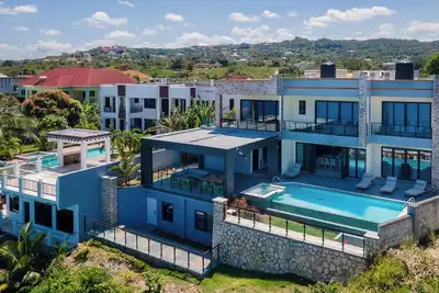 Image de Luxury Oceanfront Villa~ Fully Staffed~Pool~Jacuzzi~Movie Theatre