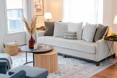 Image de Century Home centrally located in Prince Edward County (located in Bloomfield)