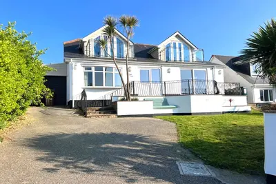 Image de Large holiday home with sea views!
