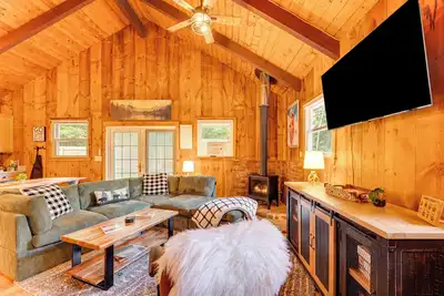 Image de 2 Mi to Conway: Cozy Cabin w/ Grill & Yard!