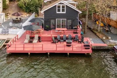 Image de Lakefront Cottage-Ski-Golf-Snowboard- Watersports. 5 Bedrooms 9 Beds 2 Baths