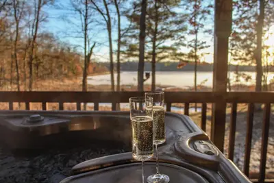 Lakeside Log Cabin + Hot Tub