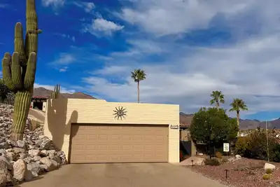 Image de Welcoming hillside home with city and mountain views