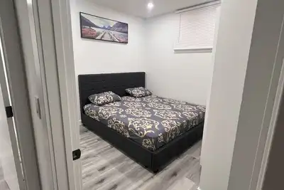 Image de Stylish Basement Suite w/Private Entry & Workspace