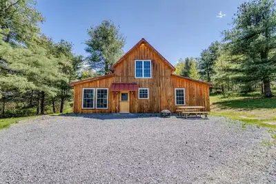 Image de Kick back and relax in this calming, stylish space!