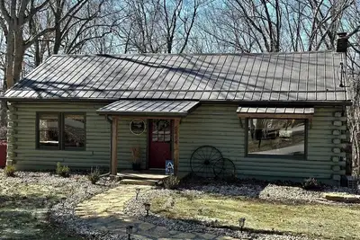 Image de 3-bedroom 2. 5 bath Log Lidge in beautiful Hillsboro. Near Rocky Fork Lake.