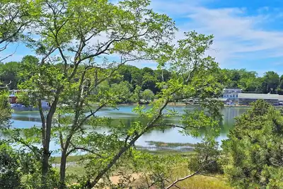 Image de New Listing! 4bd Contemporary--Duck Creek Views, 5-Min Walk to Uncle Tim's Bridge, Outdoor Shower