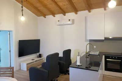 Cozy Residence in Historic Downtown Foz Do Arelho. Farm Views. Walk to Beach.