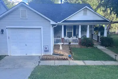 Image de Main Street Matthews, Sports Complex, Major Shopping in 5 mins!