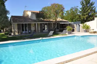 Image de Entre Avignon et L'Isle-sur-la-Sorgue, villa de vacances aux abords du village de Jonquerettes, . . .