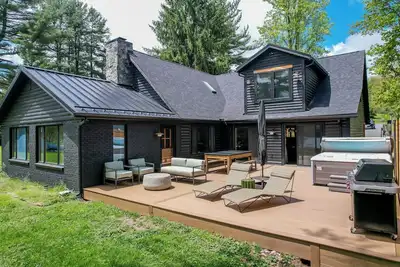 Image de Modern + Stunning! Private + Flat Lakefront!