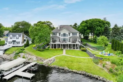 Image de Downtown Lakefront Home on Lake Chetek w/hot tub & pontoon & jet ski rental