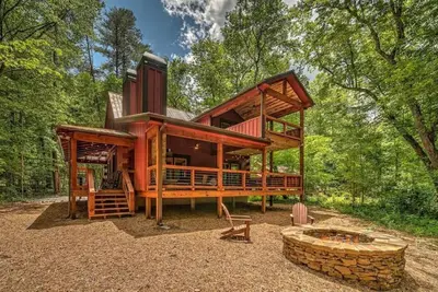 Image de Welcome to cozy Snug Cove Creekside Cabin located just outside Blue Ridge, Ga!