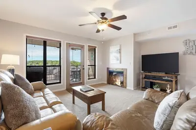 Image de Gorgeous, Unique Connecting Condo and King Suite with Lake View
