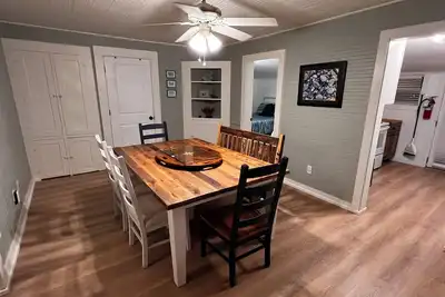 Image de Charming 1920s Cottage, Waterfront just 50 ft away, Beach just 1 minute stroll!