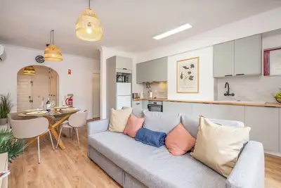 Image de Elegant & Stylish Flat w/ Balcony by HostWise