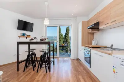 Image de Appartement de deux chambres avec la terrasse et la vue sur le mer Mastrinka, Ciovo (A-23984-a)