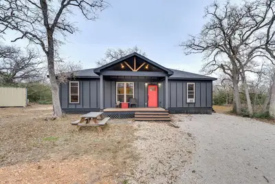 Image de Private Deck & Forest Setting: Waelder Cabin!