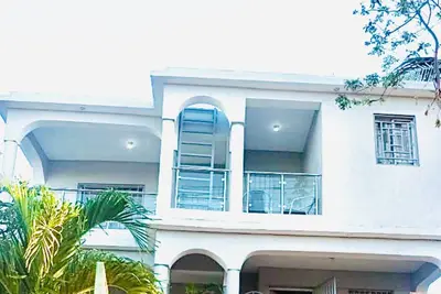 Image de 100 m2 Big Apartment With Ac, Free ParKing + Wifi Near Jumbo Supermarket