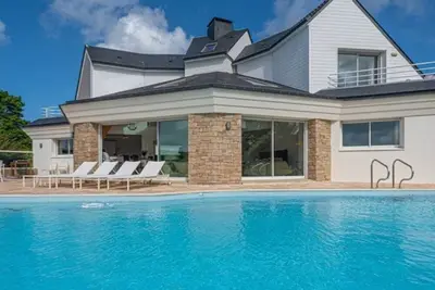 Image de Villa Spacieuse et Lumineuse à Baden – Piscine Chauffée, Jardin et Vue Golfe