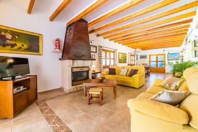 Image de Séjour avec jacuzzi et court de tennis