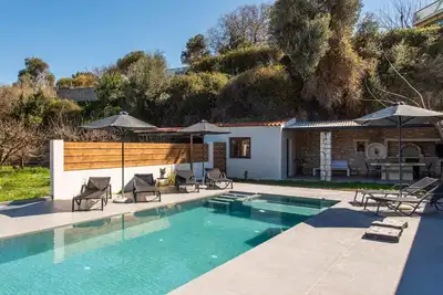Elégante villa avec vue sur la montagne et piscine