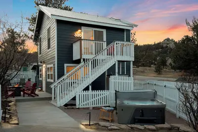 Image de Cozy Cottage Near Estes Park Downtown & Stanley Hotel with Private Hot Tub!