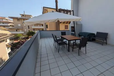 Image de Appartement accueillant avec une magnifique terrasse