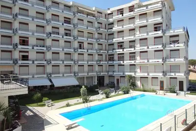 Image de Appartement lumineux avec piscine partagée