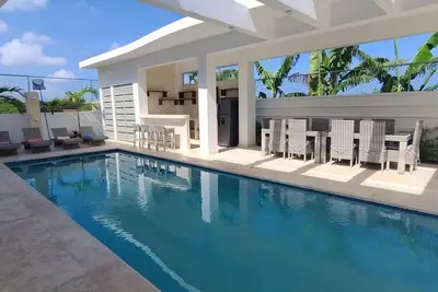Image de Guest-friendly 10br/12ba Villa: Pool, Billiard, Walk to Everything