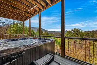 Image de Panoramic View Luxury Cabin in Wears Valley | Hot Tub, Fire Pit & Modern Design