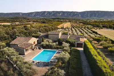 Image de Maison de charme avec piscine à Gordes, située au coeur du Luberon