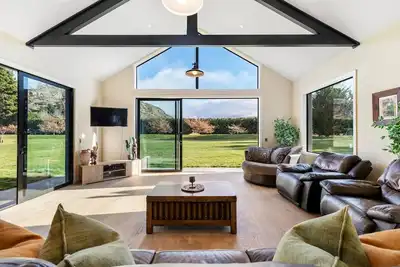 Image de Discover Your Ideal Kiwi Retreat in Queenstown