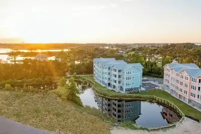 Image de Gilded Garnet - Spacious 3br Corner Unit, Sunset Views, Near Beach