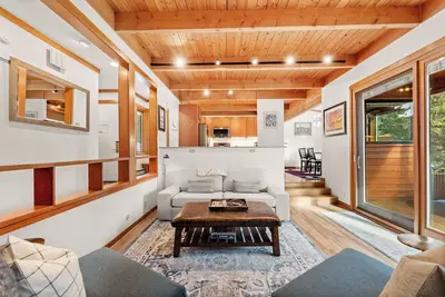Image de Multilevel Townhome Near the Slopes, Includes Poolhouse with Hot Tub & Sauna!