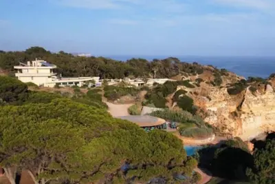 Image de A boutique hotel with ocean views, beach access, pool, gym, tennis, and luxury.
