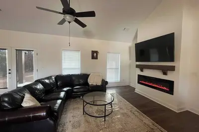 Image de 3bed/2bath Lake Front Home Available for Masters