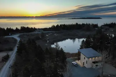 Image de Modern Beach House | 90-Sec Walk to Pristine Beach | Hot tub