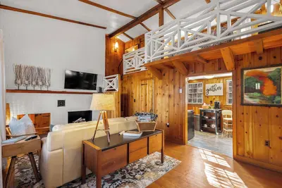 Image de The “Lofty Cottage” Charming 1-bedroom cottage in marvelous Petersburg