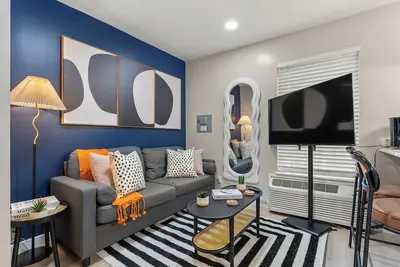 Image de Cozy Queen Bed + Sofa Bed Studio | Free Parking | Mins to Dt | Vamc | Uthsc