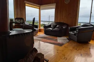 Image de Lazy Koala Stays - wood cabin, hot tub (tinaja), bay views in a quiet area