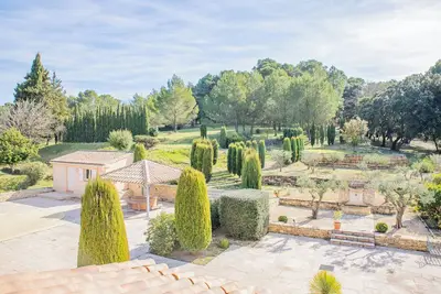 Propriété au milieu des vignes avec parc  entièrement clos et piscine sécurisée