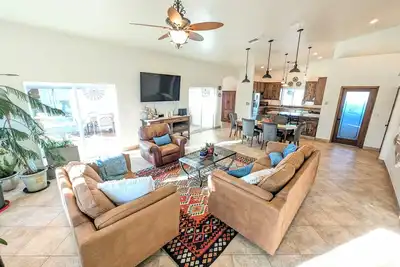 Image de Spacious ranch house with 2 private hot tubs