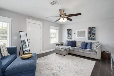 Image de Romantic Cottage w/King, Pool, Pickleball, Beaches