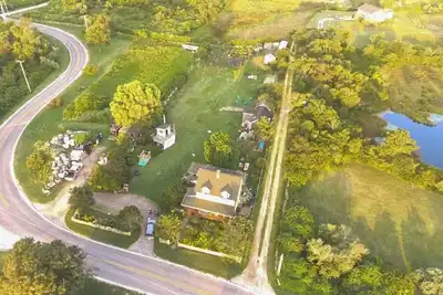 Charming 3-bedroom farmhouse on Block Island with large yard & English Gardens. .