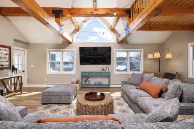 Image de Lakefront Luxury at Stony Pointe. Private lake access.