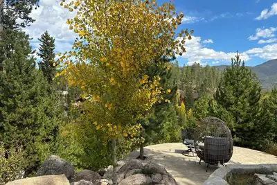 Image de Fun-sized 3-bedroom cottage on the river, plus hot tub. Pet-Friendly!