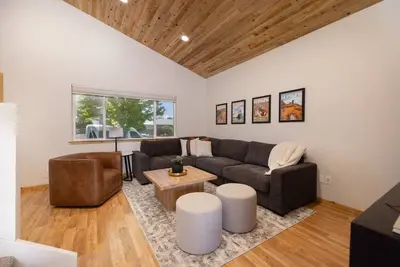 Image de Fruitopia! Your 4 bedroom, 2 bath adventure basecamp in downtown Fruita Co