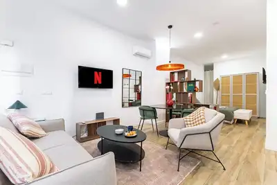 Image de Loft moderne rénové | Smart Tv | Ac | Plage | 3Pax