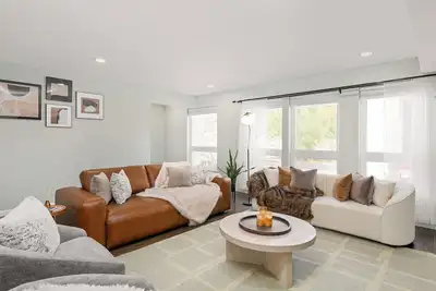 Image de Spacious Loft • King Bed• Chef’s Kitchen• Near Nyc